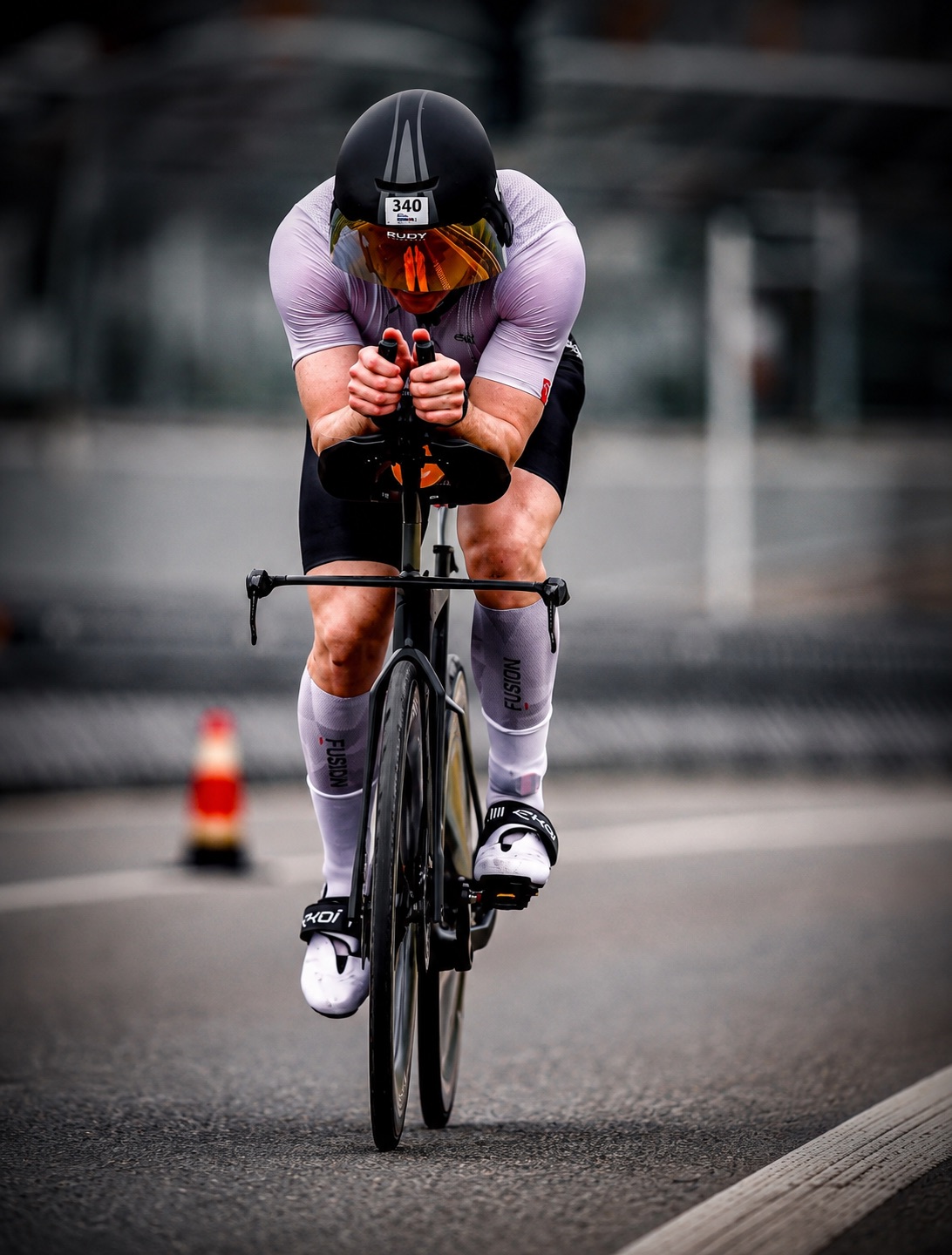 Jazda na rowerze czasowym w pozycji aerodynamicznej